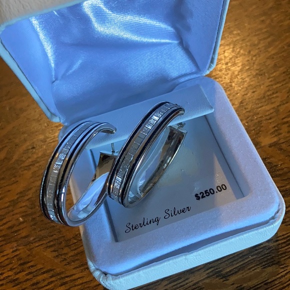 Ladies platinum over sterling silver blk & wht glitter oval hoop pierced earring - Picture 1 of 4